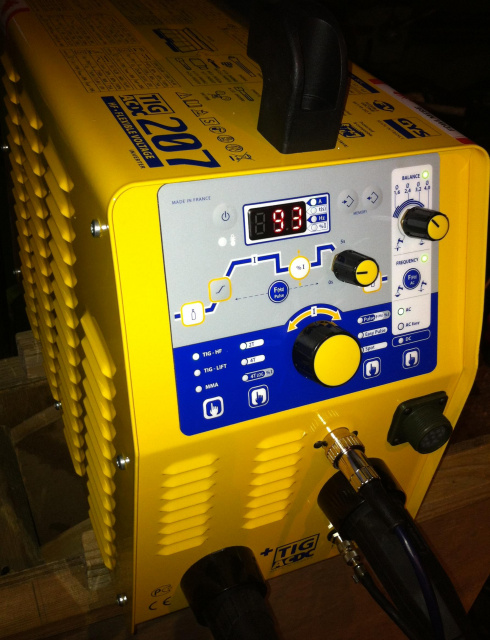 Light weight dual voltage 110 - 240v TIG welding machine